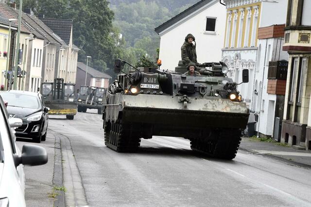 Mit einem Bergepanzer und schwerem Räumgerät rückt die Bundeswehr an, um die Schäden die die Überflutung der Nahmer am Vorabend mit sich gebracht hat, zu beseitigen. 
 | Foto: Roberto Pfeil/dpa