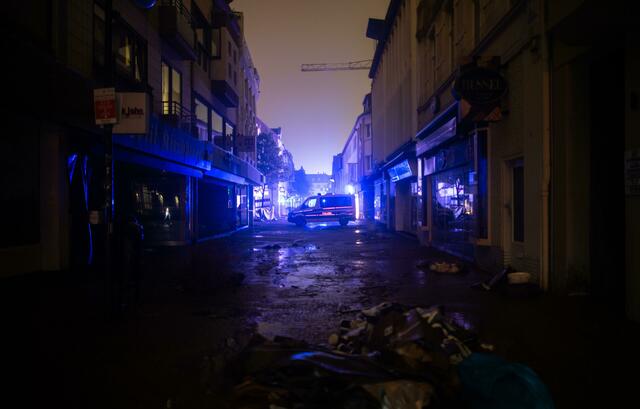 Ein Polizeiauto steht in der Kirchheimer Innenstadt, um Plünderungen zu verhindern.  | Foto: Jonas Güttler/dpa