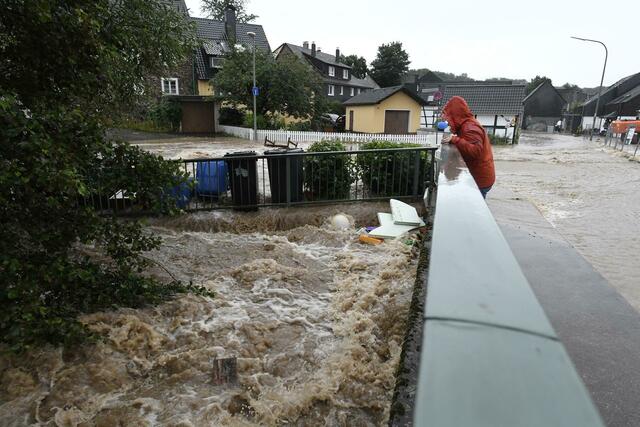 Durch den starken Regenfall war die Wupper zum reissenden Gewässer geworden. 
 | Foto: Roberto Pfeil/dpa