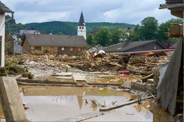 Schuld mit etwa 700 Einwohnern liegt in einer Schleife an der Ahr, die normalerweise ein kleiner Fluss ist. Nun hat sich die Ahr in ein reißendes Gewässer verwandelt. 
 | Foto: Thomas Frey/dpa