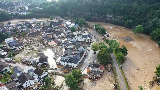 Ein erster Eindruck aus dem vom Hochwasser besonders stark betroffenen Ort Schuld bei Adenau.  | Foto: Christoph Reichwein/TNN/dpa