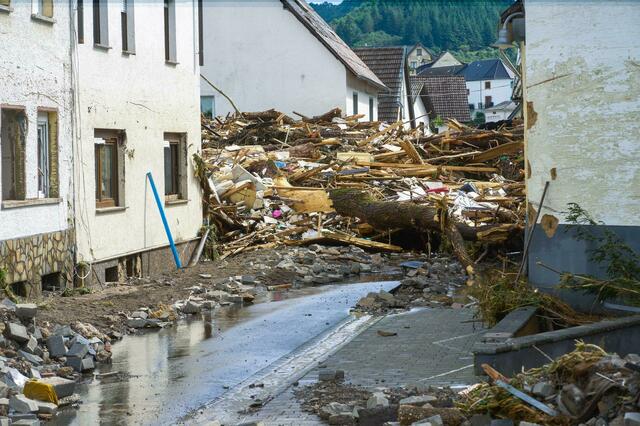 Aufgetürmt liegen Trümmer in dem besonders stark von dem Hochwasser betroffenen Ort Schuld.  | Foto: Thomas Frey/dpa