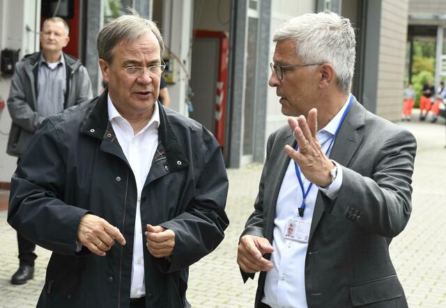 NRW-Ministerpräsident Armin Laschet zusammen mit dem Hagener Oberbürgermeister Erik O. Schulz, nachdem er sich ein Bild von der Lage in der Stadt gemacht hat. 
 | Foto: Roberto Pfeil/dpa