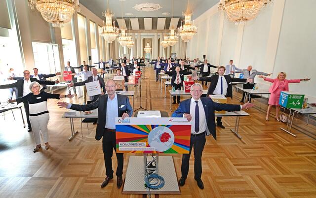 Das Foto dient als Beweis, dass der Sicherheitsabstand im Saal eingehalten worden ist.