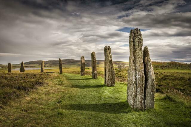 Die Orkney-Inseln mit ihrer urzeitlichen Begräbniskammer und dem Ring of Brodgar.