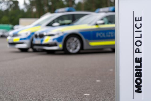 Innenminister Joachim Herrmann stellt zusammen mit Polizeiexperten das neue Infotainment-System für Einsatzfahrzeuge der Polizei vor. | Foto: Polizei Bayern