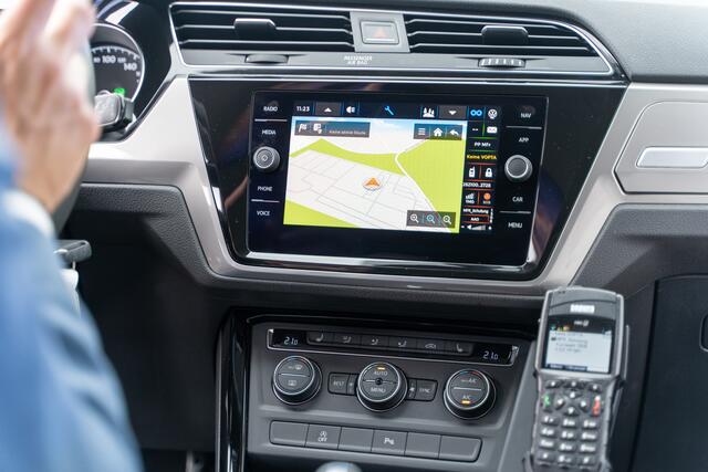 Innenminister Joachim Herrmann stellt zusammen mit Polizeiexperten das neue Infotainment-System für Einsatzfahrzeuge der Polizei vor. | Foto: Polizei Bayern