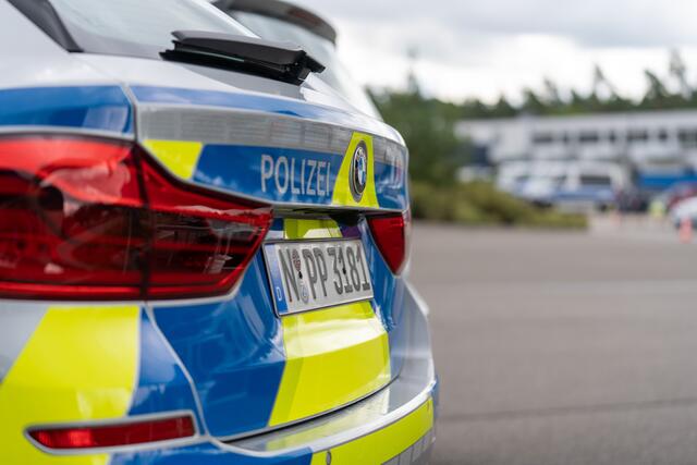 Innenminister Joachim Herrmann stellt zusammen mit Polizeiexperten das neue Infotainment-System für Einsatzfahrzeuge der Polizei vor. | Foto: Polizei Bayern