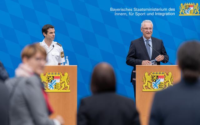 Innenminister Joachim Herrmann stellt zusammen mit Polizeiexperten das neue Infotainment-System für Einsatzfahrzeuge der Polizei vor. | Foto: Polizei Bayern