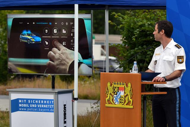 Innenminister Joachim Herrmann stellt zusammen mit Polizeiexperten das neue Infotainment-System für Einsatzfahrzeuge der Polizei vor. | Foto: Polizei Bayern