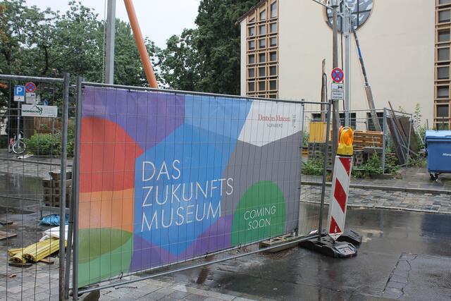 Das Plakat am Eingang macht neugierig auf die Eröffnung am 17. September 2021. | Foto: Victor Schlampp