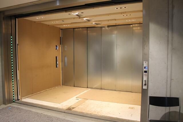 Der große Lastenaufzug hat schon so manches schwere Exponat in die oberen Stockwerke schleppen müssen. | Foto: Victor Schlampp