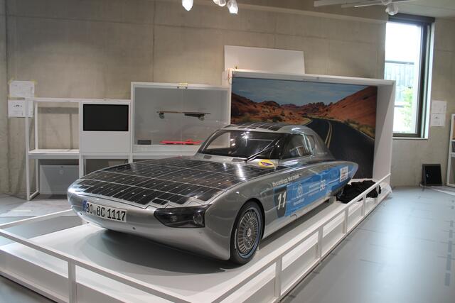 Dieses Solarauto muss nicht ans Ladenetz, sondern produziert die benötigte Energie während des Fahrens. | Foto: Victor Schlampp