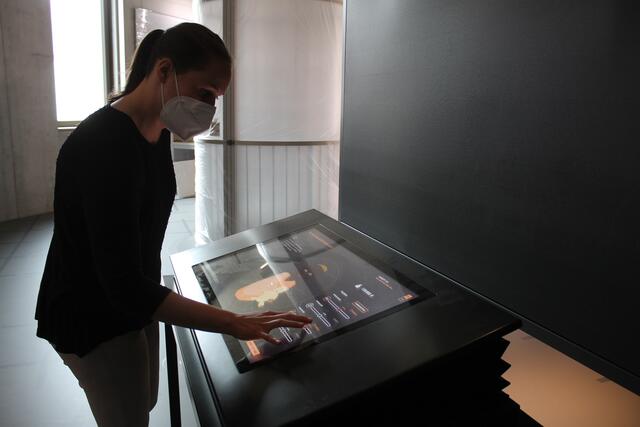 Die wissenschaftliche Mitarbeiterin Maike Schlegel zeigt, wie man sich auf dem Touchscreen in Zukunft vielleicht sein Designerbaby zusammenstellen kann.  | Foto: Victor Schlampp