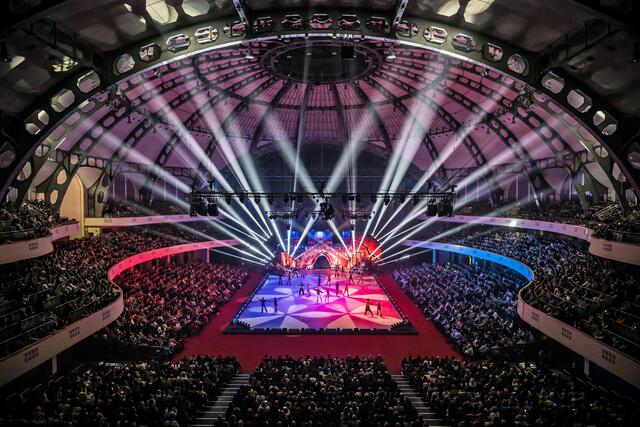 Das Bühnenbild und die Lichter tanzen buchstäblich mit den Eiskunstläufern. | Foto: HOLIDAY ON ICE/Rico Ploeg, Roy Kuis