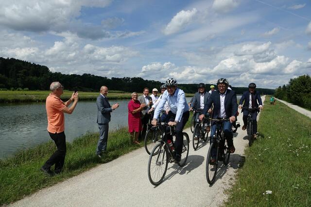 Auf dem Fahrrad (v.l.n.r.): Andreas Scheuer (Bundesminister für Verkehr und digitale Infrastruktur), Marcus König (Oberbürgermeister Stadt Nürnberg), Johann Kalb (Ratsvorsitzender der Metropolregion Nürnberg und Landrat des Landkreises Bamberg), Andreas Starke (Oberbürgermeister Stadt Bamberg). | Foto: Landratsamt Bamberg