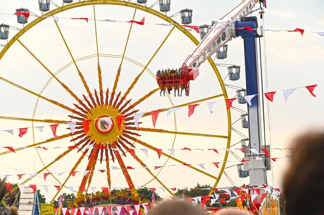 Riesenrad und der Propeller für Mutige – beide ragen 55 Meter in den Himmel über Nürnberg. | Foto: Berny Meyer/Süddt. Schaustellerverband