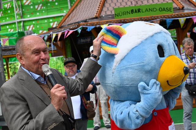 Schausteller-Chef Lorenz Kalb (links) und Maskottchen „NürnBär“ spendieren 50 Pakete! | Foto: Berny Meyer/Süddt. Schaustellerverband