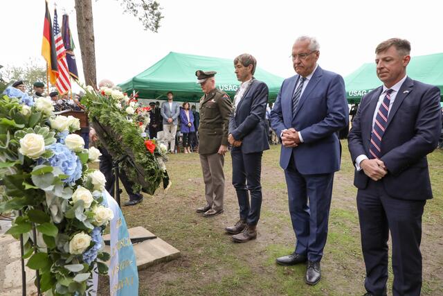 Gedenkfeier zum Hubschrauberabsturz der US-Armee.
Innenminister Joachim Herrmann nimmt in Vertretung des bayerischen Ministerpräsidenten an der Gedenkfeier zum 50. Jahrestag des Hubschrauberabsturzes der US-Armee in Pegnitz teil. | Foto: Giulia Iannicelli/stmi.bayern.de