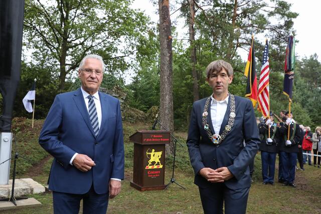 Gedenkfeier zum Hubschrauberabsturz der US-Armee.
Innenminister Joachim Herrmann nimmt in Vertretung des bayerischen Ministerpräsidenten an der Gedenkfeier zum 50. Jahrestag des Hubschrauberabsturzes der US-Armee in Pegnitz teil. | Foto: Giulia Iannicelli/stmi.bayern.de