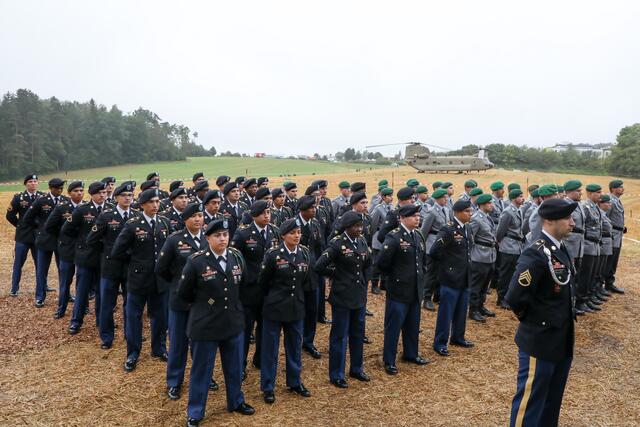 Gedenkfeier zum Hubschrauberabsturz der US-Armee.
Innenminister Joachim Herrmann nimmt in Vertretung des bayerischen Ministerpräsidenten an der Gedenkfeier zum 50. Jahrestag des Hubschrauberabsturzes der US-Armee in Pegnitz teil. | Foto: Giulia Iannicelli/stmi.bayern.de