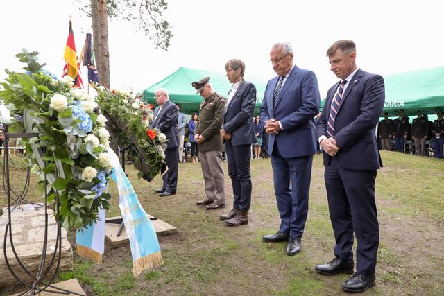 Gedenkfeier zum Hubschrauberabsturz der US-Armee.
Innenminister Joachim Herrmann nimmt in Vertretung des bayerischen Ministerpräsidenten an der Gedenkfeier zum 50. Jahrestag des Hubschrauberabsturzes der US-Armee in Pegnitz teil. | Foto: Giulia Iannicelli/stmi.bayern.de