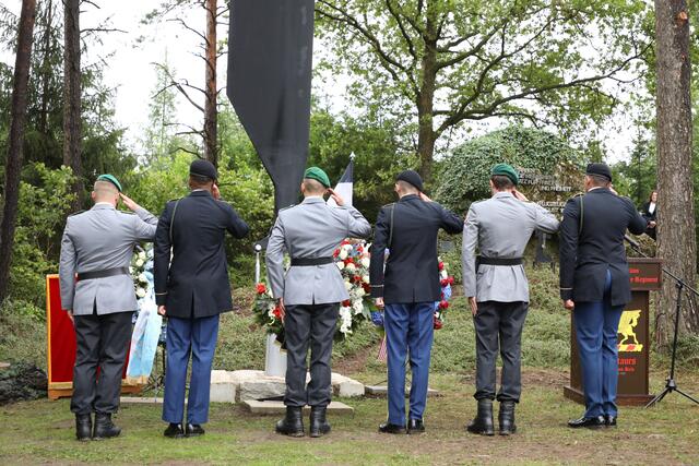 Gedenkfeier zum Hubschrauberabsturz der US-Armee.
Innenminister Joachim Herrmann nimmt in Vertretung des bayerischen Ministerpräsidenten an der Gedenkfeier zum 50. Jahrestag des Hubschrauberabsturzes der US-Armee in Pegnitz teil. | Foto: Giulia Iannicelli/stmi.bayern.de