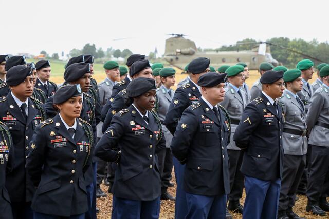 Gedenkfeier zum Hubschrauberabsturz der US-Armee.
Innenminister Joachim Herrmann nimmt in Vertretung des bayerischen Ministerpräsidenten an der Gedenkfeier zum 50. Jahrestag des Hubschrauberabsturzes der US-Armee in Pegnitz teil. | Foto: Giulia Iannicelli/stmi.bayern.de