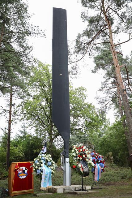 Gedenkfeier zum Hubschrauberabsturz der US-Armee.
Innenminister Joachim Herrmann nimmt in Vertretung des bayerischen Ministerpräsidenten an der Gedenkfeier zum 50. Jahrestag des Hubschrauberabsturzes der US-Armee in Pegnitz teil. | Foto: Giulia Iannicelli/stmi.bayern.de