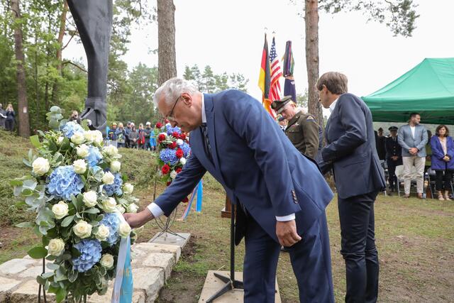 Gedenkfeier zum Hubschrauberabsturz der US-Armee.
Innenminister Joachim Herrmann nimmt in Vertretung des bayerischen Ministerpräsidenten an der Gedenkfeier zum 50. Jahrestag des Hubschrauberabsturzes der US-Armee in Pegnitz teil. | Foto: Giulia Iannicelli/stmi.bayern.de