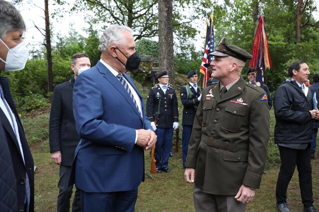 Gedenkfeier zum Hubschrauberabsturz der US-Armee.
Innenminister Joachim Herrmann nimmt in Vertretung des bayerischen Ministerpräsidenten an der Gedenkfeier zum 50. Jahrestag des Hubschrauberabsturzes der US-Armee in Pegnitz teil. | Foto: Giulia Iannicelli/stmi.bayern.de