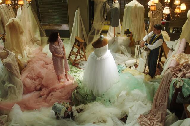Präzision, Perfektion und Individualität sind hier kein Widerspruch: Beim Hochzeitskleid muss einfach alles stimmen.  | Foto: © Neue Visionen Filmverleih