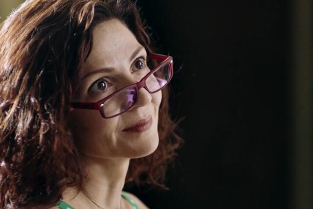 Der Zauber eines Neuanfangs: Olga (Tamila Koulieva) erlebt in ihrer gemeinsamen Arbeit mit dem Herrenschneider Nikos, wie erfüllend diese fast verlorene Welt des traditionellen Schneiderhandwerks ist.  | Foto: © Neue Visionen Filmverleih