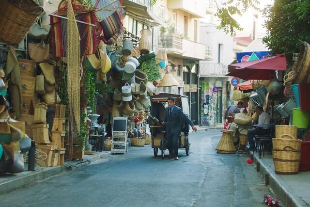 Ausgezogen, um Sehnsüchte zu erfüllen: Der Herrenschneider Nikos (Dimitris Imellos) verlässt seinen traditionellen Laden, um in den Straßen von Athen seine neue Kundschaft zu finden – die Frauen. | Foto: © Neue Visionen Filmverleih