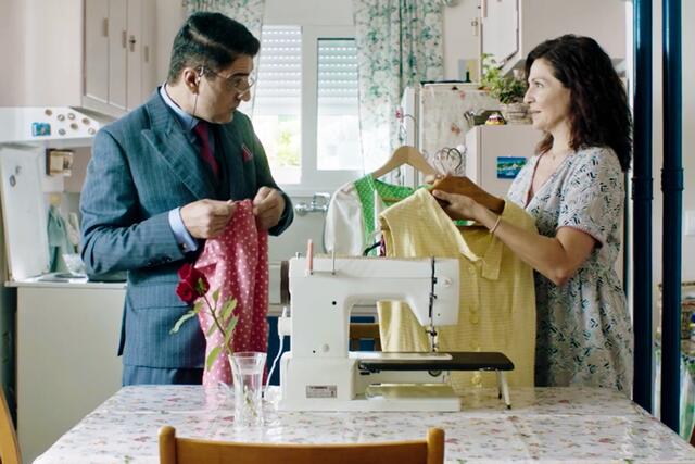 Umschulung auf die charmante Art: Der traditionelle Herrenschneider Nikos (Dimitris Imellos) tastet sich langsam an das ihm fremde Metier der farbenfrohen Damenmode heran. | Foto: © Neue Visionen Filmverleih