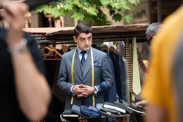 Neuer Anlauf: Nikos (Dimitris Imellos) versucht sich als mobiler Schneider auf den Märkten Athens.  | Foto: © Neue Visionen Filmverleih