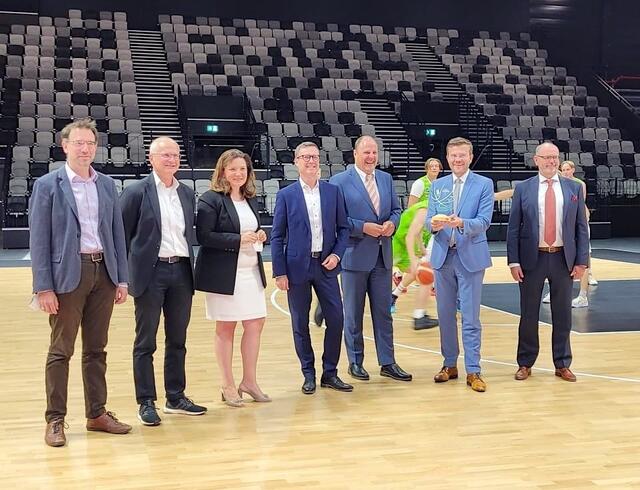 Nürnbergs Planungs- und Baureferent Daniel F. Ulrich, Dr. Klemens Gsell, CSU-Stadtratsfraktion/Sportkommission, Cornelia Trinkl, Referentin für Schule und Sport, Ralf Schekira, Geschäftsführer der Wbg Nürnberg, Bürgermeister Christian Vogel, Oberbürgermeister Marcus König und der Namensgeber der Kia Metropol Arena Jochen Scharf, Metropol Automobile/Jochen Scharf Gruppe (v.l.). | Foto: Stadt Nürnberg