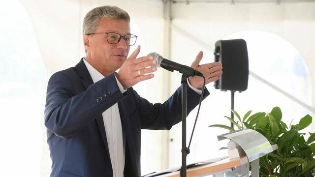 Zum feierlichen Spatenstich für den Neubau des Verfügungsgebäudes der Technischen Universität hält auch Wissenschaftsminister Bernd Sibler, MdL, eine Rede.