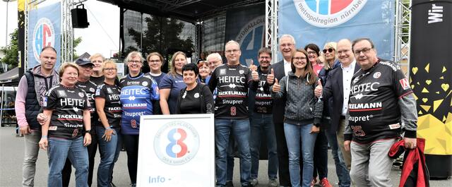 Jocki_Foto, Erlangen: Bekennender Handballfan Joachim Herrmann (Bayerischer Innenminister) und MdB Sebastian Brehm freuen sich mit den HCE-Fans