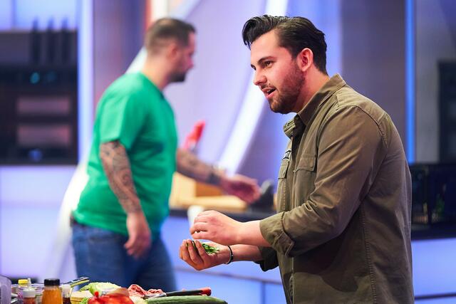 Der Wendelsteiner Janni kocht im TV ein Geschmackserlebnis auf nur einen Löffel.  | Foto: © SAT.1/Jens Hartmann
