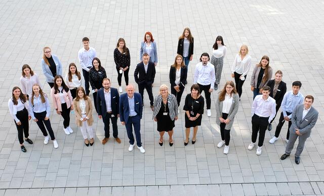 Die 23 neuen Auszubildenden der AOK in Nürnberg freuen sich auf die abwechslungsreiche Ausbildung.