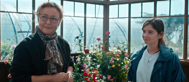 Die Rosenzucht fordert viel Geduld, Präzision und Fingerspitzengefühl: Es gibt so viel, was Eve (Catherine Frot) ihren neuen Schützlingen beibringen muss. | Foto: © Neue Visionen Filmverleih