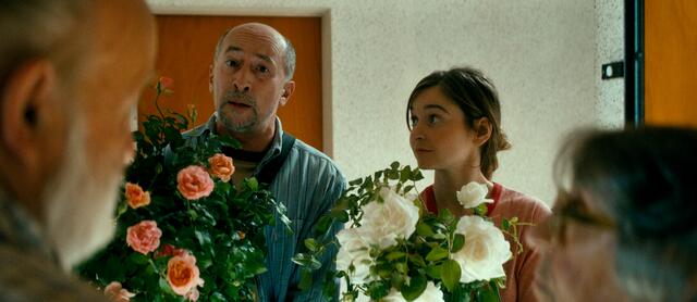 Blumiges Klingelrutschen: Nichts geht über eine persönliche Kundenansprache – Samir (Fatsah Bouyahmed) und Nadège (Marie Petiot) ziehen mit den Rosensträuchern um die Häuser. | Foto: © Neue Visionen Filmverleih