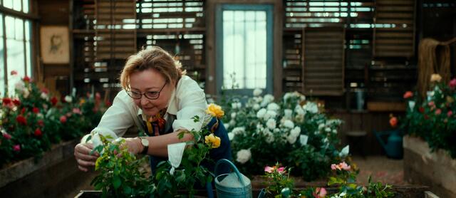Eve Vernet (Catherine Frot) ist eine wahre Blumenkönigin: Von Kindheit an wurde sie in die edle Kunst der Rosenzüchtung eingeführt – wagemutig versucht sie, die geliebte Familiengärtnerei vor der Pleite zu retten. | Foto: © Neue Visionen Filmverleih