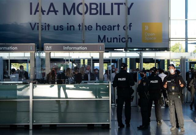 Polizisten stehen am vor Beginn der IAA Mobility am Eingang-West.