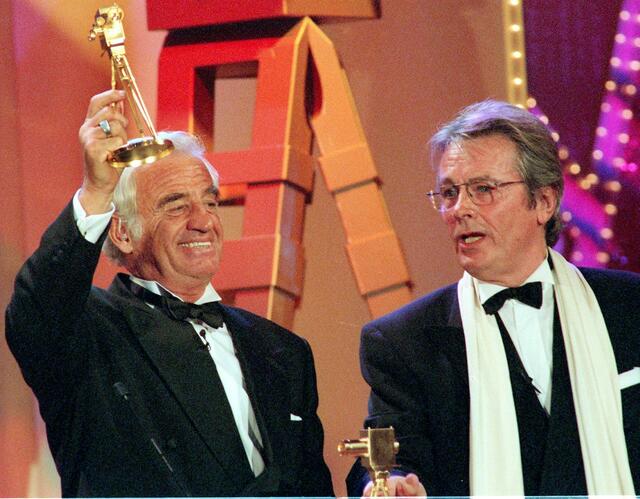 Der französische Schauspieler Jean-Paul Belmondo (l) und sein Freund und Kollege Alain Delon 1998 in Berlin. | Foto: Wolfgang Kumm/dpa