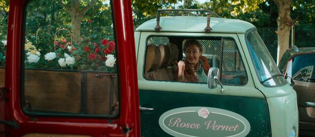 Ein ambitionierter Plan, 300 Rosenbüsche pro Woche an die Frau oder den Mann zu bringen. Eve (Catherine Frot) versorgt ihre drei eifrigen Verkäufer fleißig mit Nachschub. | Foto: © Neue Visionen Filmverleih