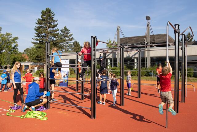 Bayerns Innenminister Joachim Herrmann stellte auf dem Sportgelände des Post SV Nürnberg gemeinsam mit dem Präsidenten des Bayerischen Landessportverbandes, Jörg Ammon, dem 1. Landesschützenmeister des Bayerischen Sportschützenbundes, Christian Kühn, dem Präsidenten des Oberpfälzer Schützenbundes, Franz Brunner, und der Vizepräsidentin des Behinderten- und Rehabilitations-Sportverbands Bayern, Ria Engelhardt, das neue Gutscheinprogramm vor. Herrmann übergab dabei einen symbolischen Gutschein an eine Gruppe von Kindern.  | Foto: Norbert Wilhelmi/stmi