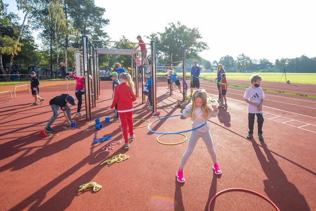 Bayerns Innenminister Joachim Herrmann stellte auf dem Sportgelände des Post SV Nürnberg gemeinsam mit dem Präsidenten des Bayerischen Landessportverbandes, Jörg Ammon, dem 1. Landesschützenmeister des Bayerischen Sportschützenbundes, Christian Kühn, dem Präsidenten des Oberpfälzer Schützenbundes, Franz Brunner, und der Vizepräsidentin des Behinderten- und Rehabilitations-Sportverbands Bayern, Ria Engelhardt, das neue Gutscheinprogramm vor. Herrmann übergab dabei einen symbolischen Gutschein an eine Gruppe von Kindern.  | Foto: Norbert Wilhelmi/stmi
