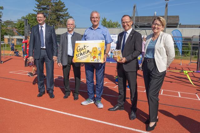 Bayerns Innenminister Joachim Herrmann stellte auf dem Sportgelände des Post SV Nürnberg gemeinsam mit dem Präsidenten des Bayerischen Landessportverbandes, Jörg Ammon, dem 1. Landesschützenmeister des Bayerischen Sportschützenbundes, Christian Kühn, dem Präsidenten des Oberpfälzer Schützenbundes, Franz Brunner, und der Vizepräsidentin des Behinderten- und Rehabilitations-Sportverbands Bayern, Ria Engelhardt, das neue Gutscheinprogramm vor. Herrmann übergab dabei einen symbolischen Gutschein an eine Gruppe von Kindern.